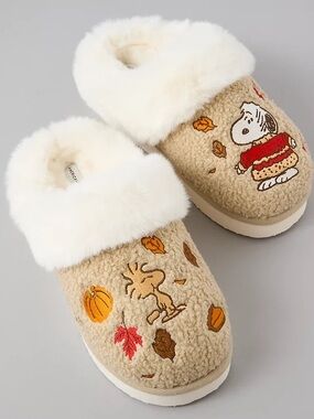 AE Snoopy Thanksgiving Scruff Slippers